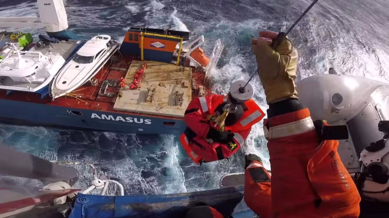 Norvège: sauvetage spectaculaire de l’équipage d’un cargo hors de contrôle