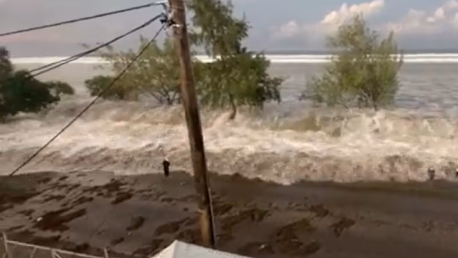 Tsunami :  Un handicapé passe 27 heures dans la mer et regagne la rive à la nage
