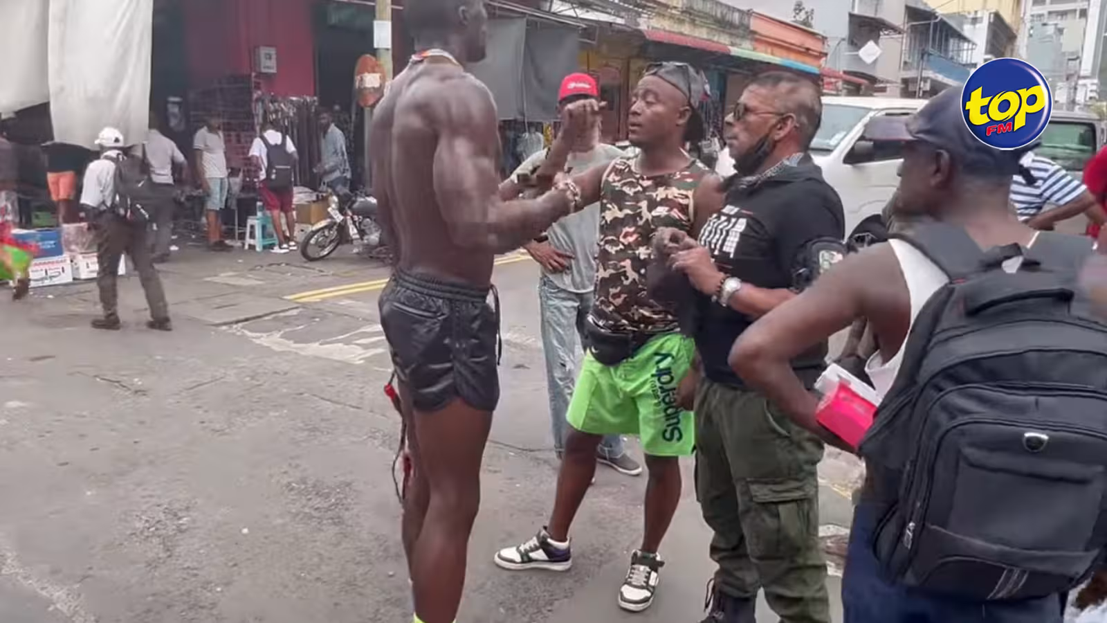 L’ influenceur camerounais torse nu dans les rues de Port-Louis : Pas un délit criminel, selon la police