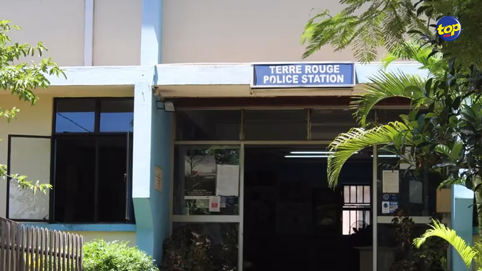 À Terre-Rouge hier , le propriétaire d’une boutique s’est tiré une balle à l’abdomen : l’arme lui appartient , selon la police