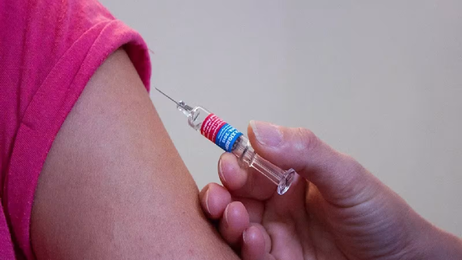 Comme des enfants : La peur des vaccins prend des tournures tragi-comiques