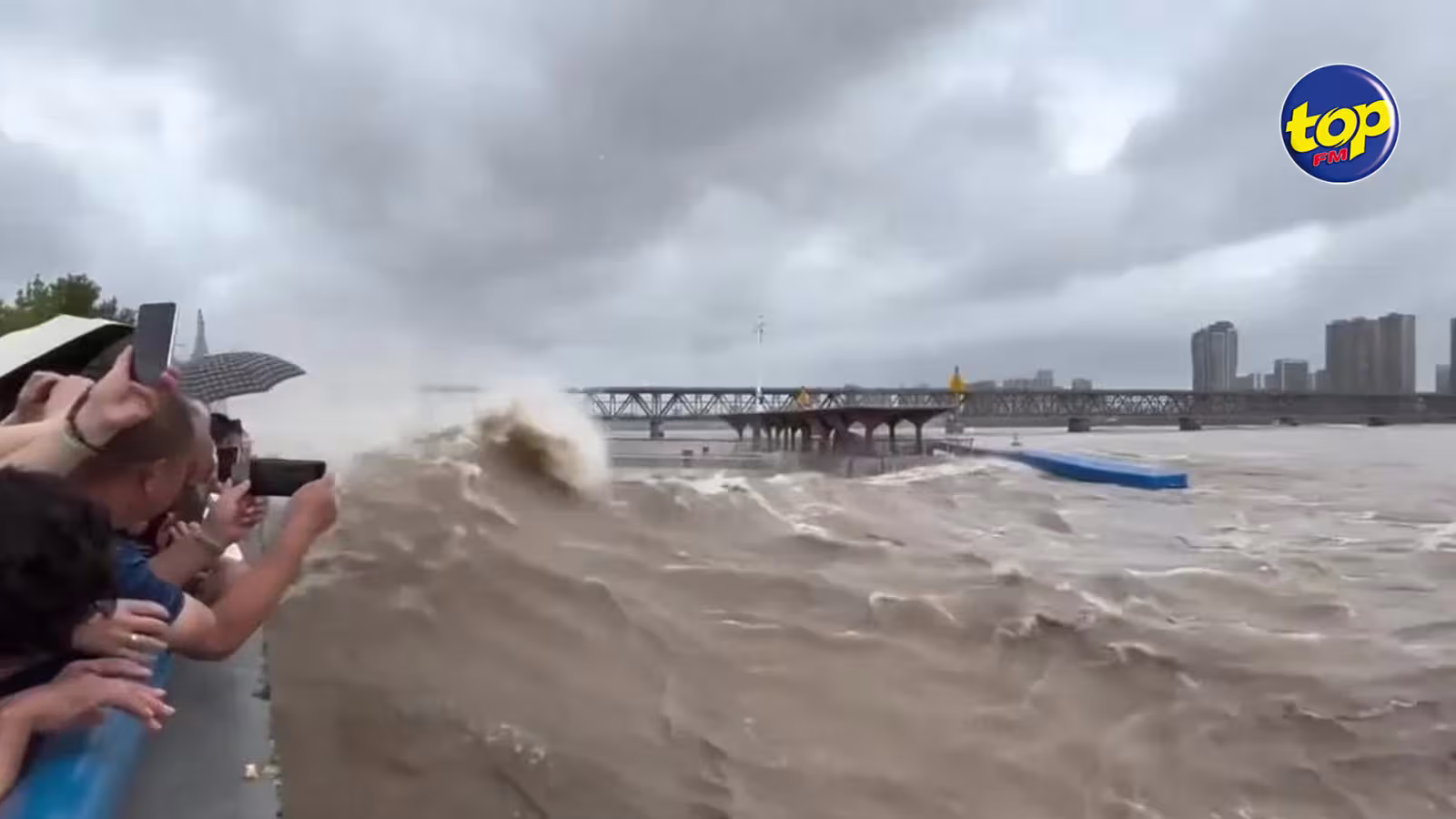 Qiantang River: Giant waves smashes into tourists