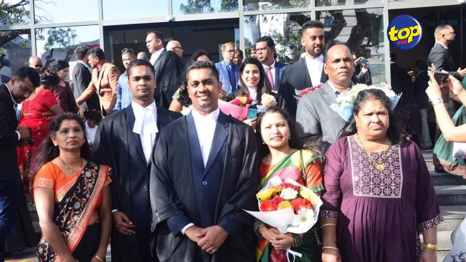 Son frère Somand et lui ont prêté serment comme avocats vendredi : « Notre père, laboureur dans la fonction publique, a toujours su que l’éducation est la clé du succès », déclare Vyas Adheen