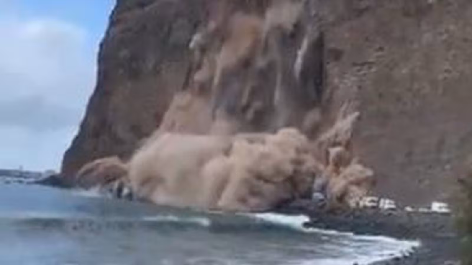 Miracle aux îles Canaries : un spectaculaire glissement de terrain ensevelit plusieurs camping-cars, aucun blessé à déplorer