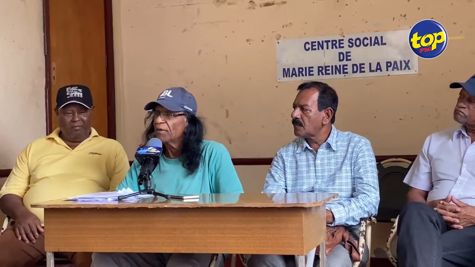 Ils réclament la réouverture de l’École Navale : « Lor marché mauricien ene marin pena aster…dans port trois-quart etranger pé travay…nu ena ene lekol navale li cuma ene cimitiere aster », martèle Chan Sicharam