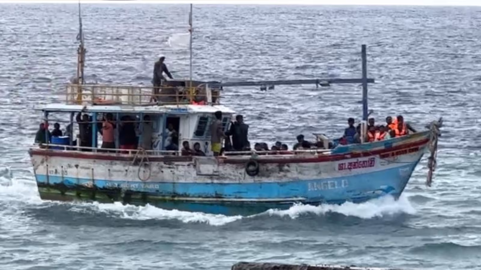 Intercepté par les garde-côtes dans les eaux mauriciennes : le bateau de pêche sri lankais avec 18 passagers à bord a finalement accosté l’île de la Réunion