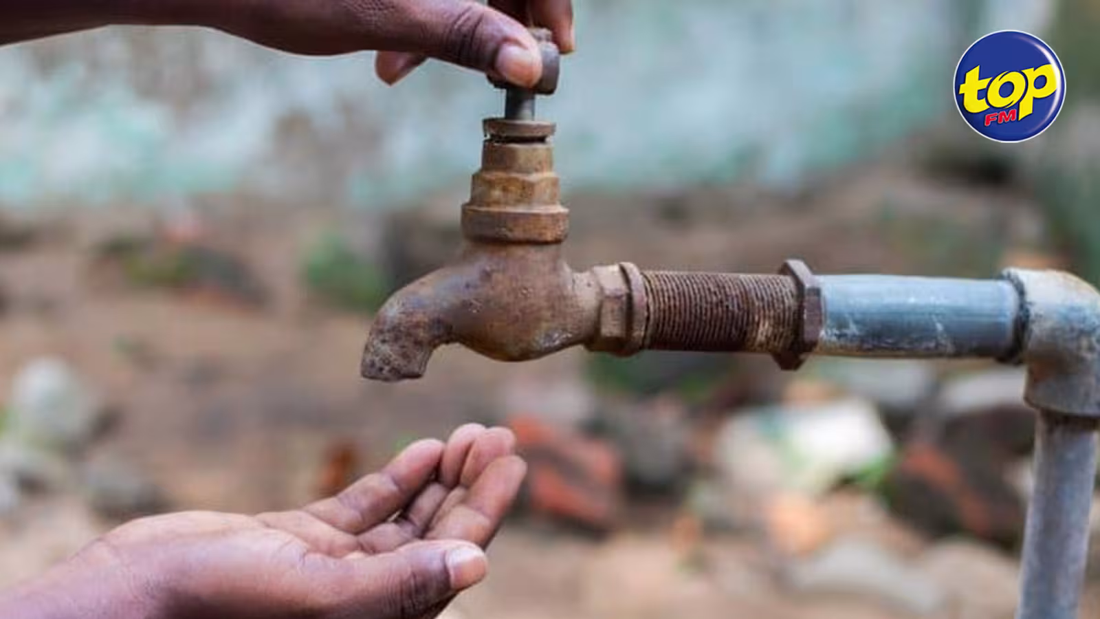 Distribution d’eau : « ces coupures nous empêche de travailler, et nous ne savons pas quelle sera la suite mais l’inquiétude demeure » confie, Shela employé dans un snack 