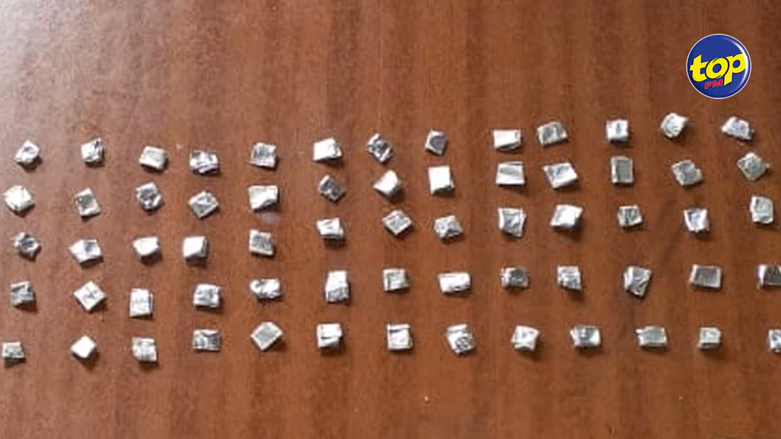 En cour : un suspect retire un colis contenant de la drogue de sa bouche et le remet à l’huissier