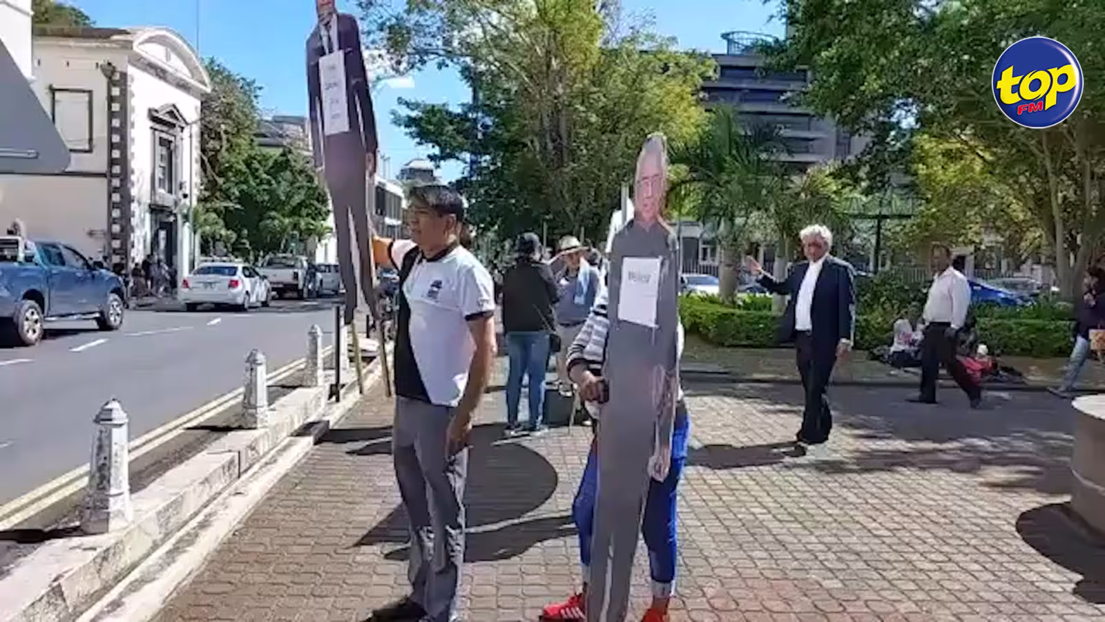 Sur la Cathédrale Square : Manifestation pacifique de Linion Pep Morisience mercredi pour réclamer la démission du gouvernement