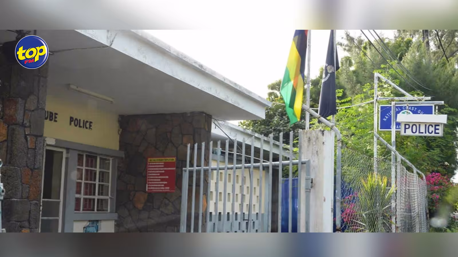 En état d’arrestation : Un suspect, menotté, s’enfuit du véhicule de la police