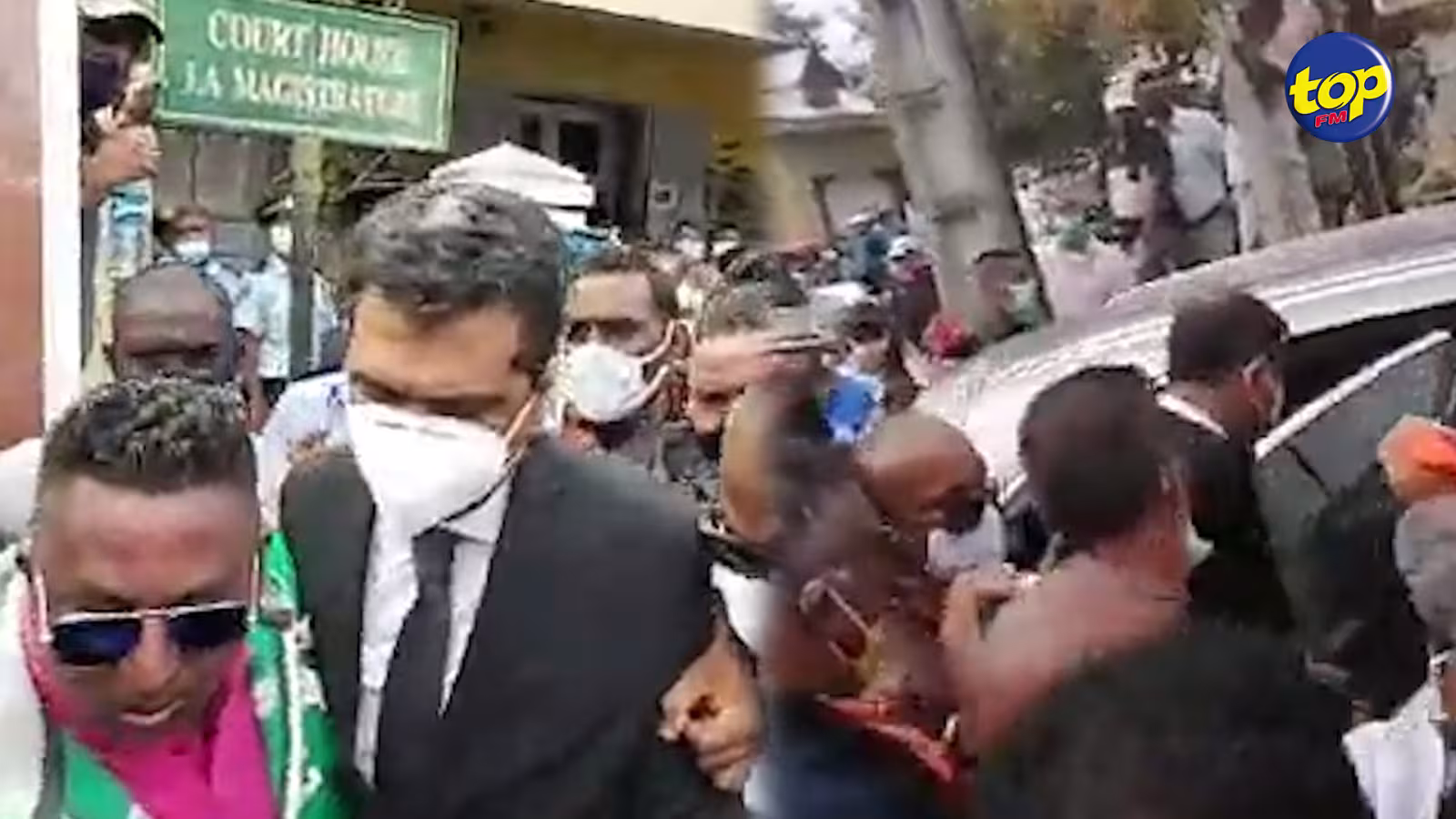 Après leur comparution en cour : les ministres Kavi Ramano et Sudheer Maudhoo pris à partie par une foule hostile