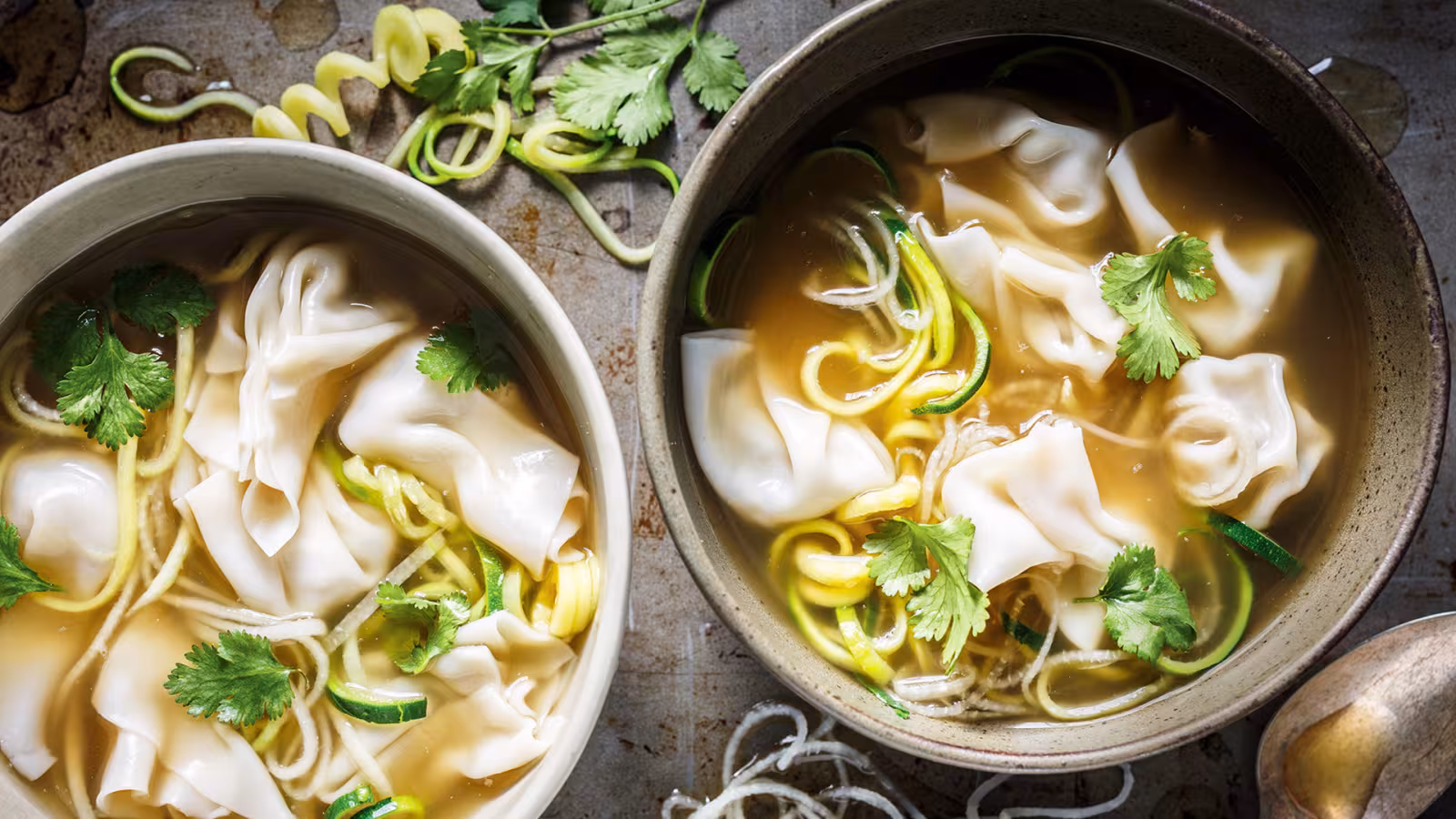 Recette : Soupe won-ton à la citronnelle et nouilles de légumes