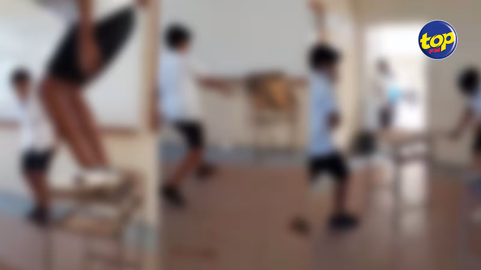 Sur les réseaux sociaux : une vidéo montre des élèves d’un collège d’État du Nord en train de saccager pupitres et chaises