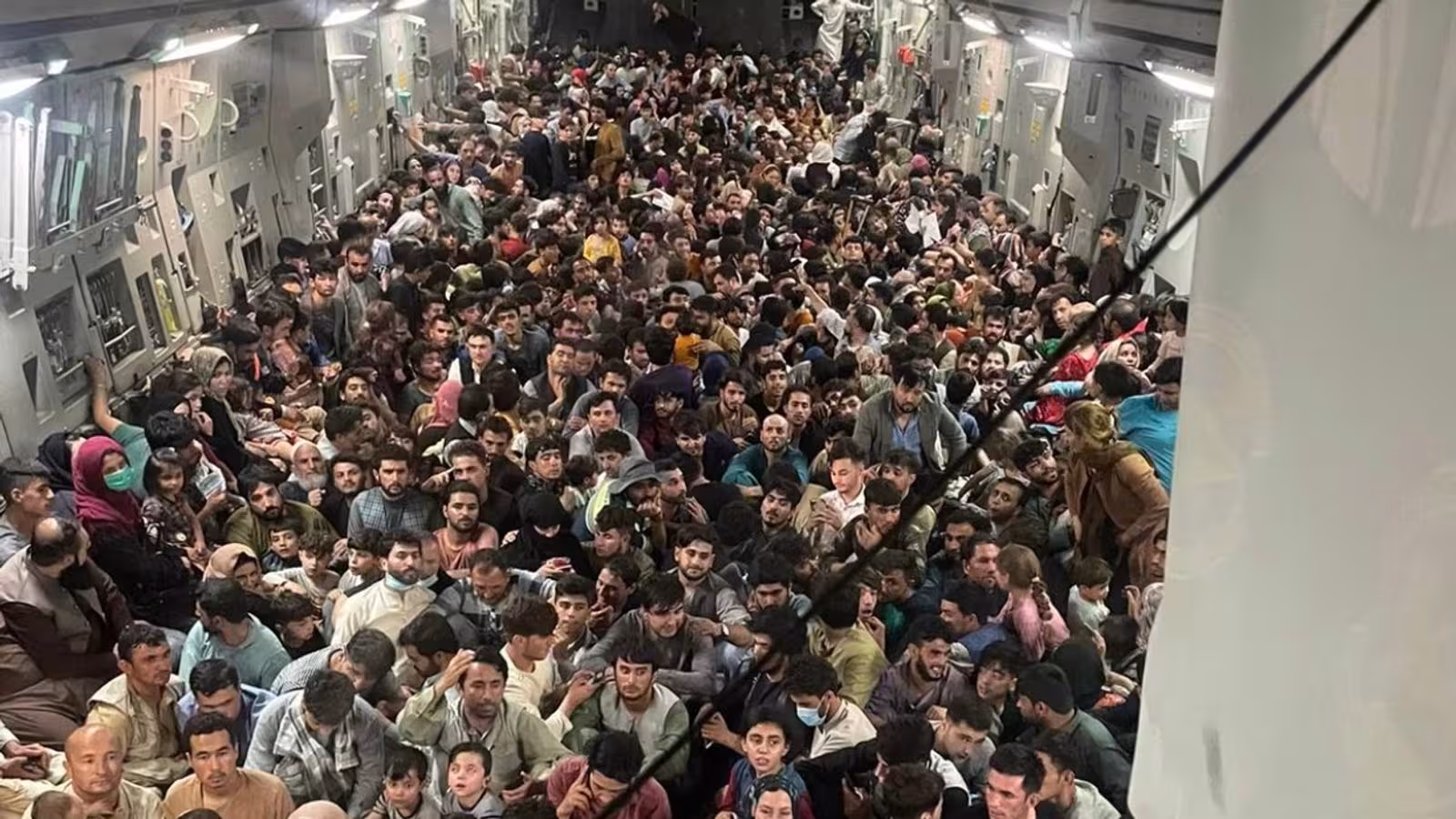 Le Pentagone dit qu’il pourrait faire sortir jusqu’à 9 000 Afghans par jour du pays