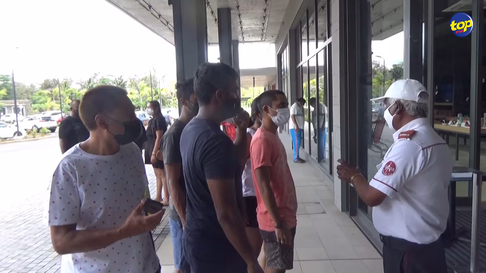 Confusion ce matin dans le Nord : Des policiers, devant la porte d’un supermarché, exigeaient la carte de vaccination des clients