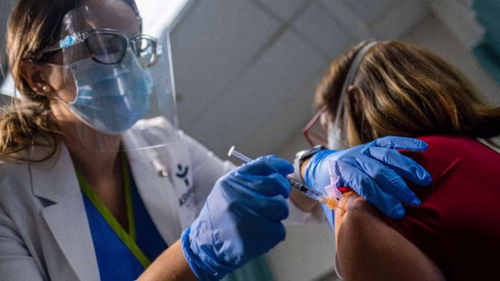 La nouvelle souche du covid-19 ne devrait pas “changer l’efficacité du vaccin”