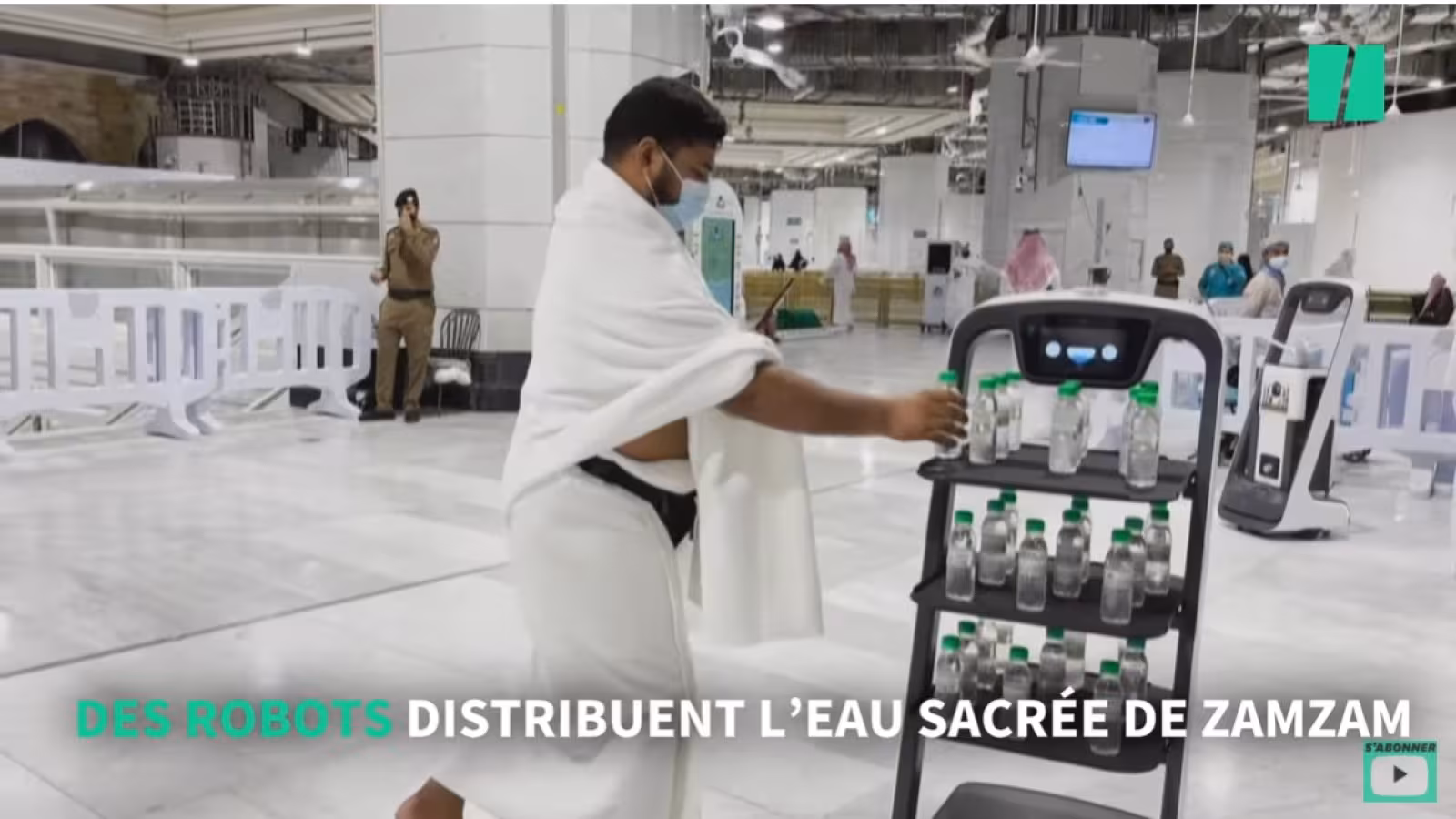 Des robots distribuent de l’eau sacrée à la Mecque