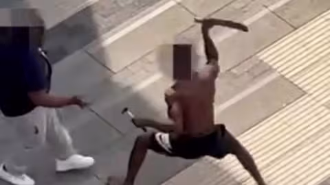 Bagarre au couteau entre quatre voyous en plein jour à Londres – un homme entre la vie et la mort