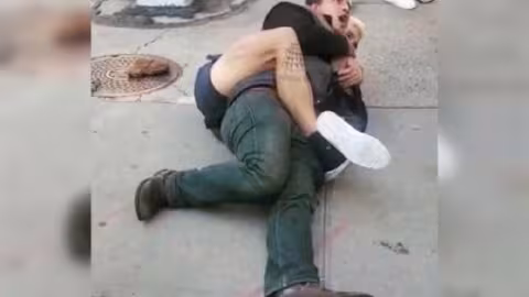 Il utilise une technique de Ju-jitsu pour maîtriser un kidnappeur d’enfant dans une rue new-yorkaise