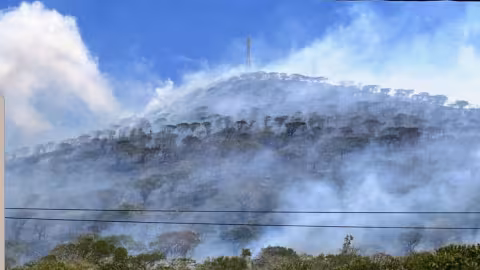 A Port Louis : Un violent incendie a éclaté au pied de la montagne des Signaux ce dimanche