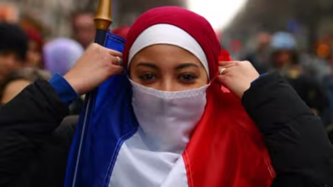 Port du voile en France : une élève de 16 ans risque 6 mois de prison pour outrage
