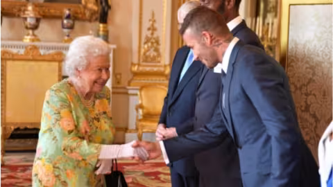 David Beckham applaudi  pour avoir refusé son statut de VIP devant la reine