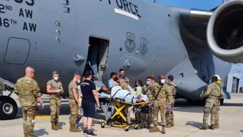 Une réfugiée afghane accouche dans un avion d’évacuation américain