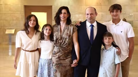 Un déplacement qui fait polémique en Israël : Gilat Bennett, l’épouse du Premier ministre, et ses enfants devaient venir à Maurice mais ont dû modifier leurs plans quand le pays s’est retrouvé en zone rouge