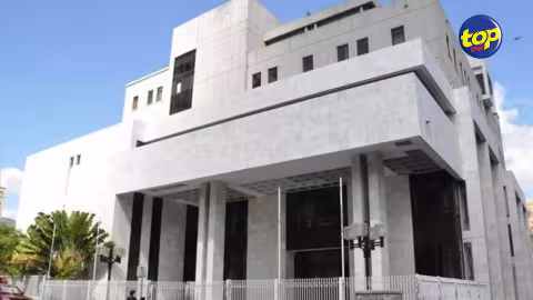 Accusée de meurtre,  une femme attaque son propre avocat au tribunal.