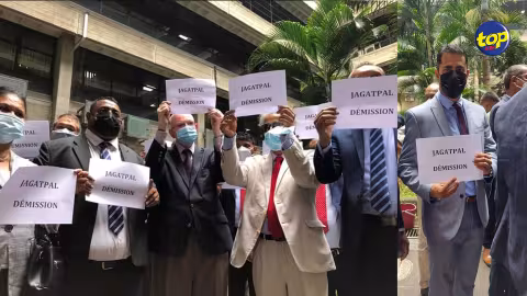 Devant le bâtiment Emmanuel Anquetil cet après-midi : Manifestation pacifique des députés de l’opposition pour réclamer la démission de Kailesh Jagutpal
