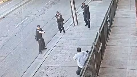 La police tire 12 balles sur un amputé se tenant sur ses moignons avec un couteau de boucher