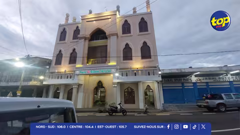 Ramadan 2026 : « Même avec la chaleur, on continue. On tient grâce à la foi », confient les fidèles à la Noor-E-Islam Masjid, à l’heure du premier iftar