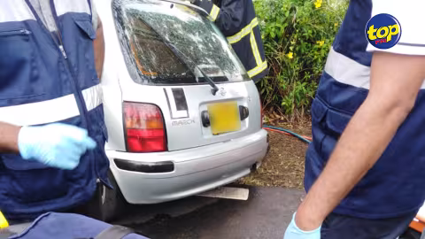 Accident fatal à Beau Vallon : une voiture fait une sortie de route et termine sa course contre un arbre