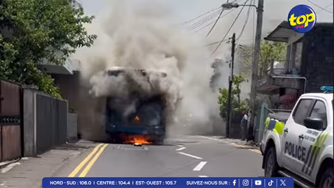 Incendie à Chemin Grenier : Un autobus de la CNT ravagé par les flammes… « Gros la fumée noire ti pe sorti depi dans moteur la avan ki difé commence pren», témoigne Gajanand Ittoo, le receveur