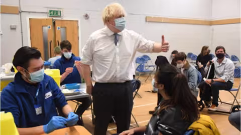 Boris Johnson affirme que l’Omicron n’est pas bénin et qu’il a tué un patient en GB