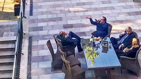 Réunion de travail ou apéritif ? Une photo de Boris Johnson fait scandale