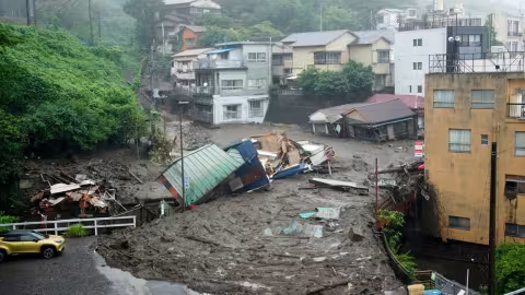 Spectaculaire glissement de terrain dans une station balnéaire japonaise
