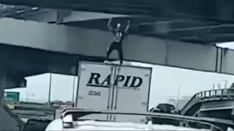 La vie ne tient qu’à un fil : Il dansait de joie sur un camion quand il est tué par un pont