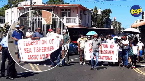 Marée noire dans le Sud-est : les pêcheurs étaient dans les rues de Mahebourg pour montrer leur mécontentement contre le gouvernement