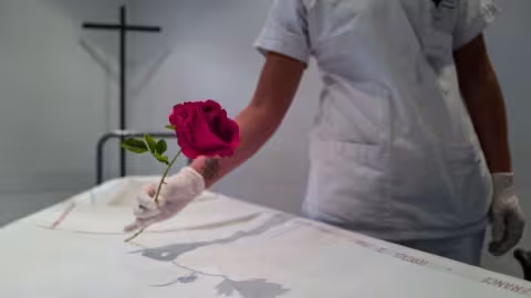 Déclaré mort, sa famille le retrouve vivant dans le congélateur de la morgue