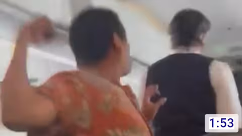 Il attaque un steward dans le dos en plein vol : Il lui est désormais interdit de prendre l’avion