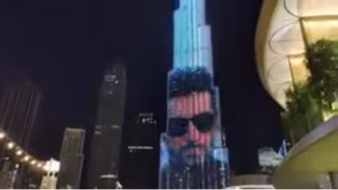 Pathaan projeté sur le plus haut bâtiment de Dubaï sous le regard de Shah Rukh Khan