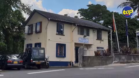 À Highlands mardi matin : Un homme âgé d’une cinquantaine d’années s’est rendu à l’école primaire de son fils, muni d’un sabre