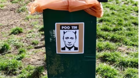 Après le portrait de Poutine en excrément de chien : Les poubelles Poo Tin