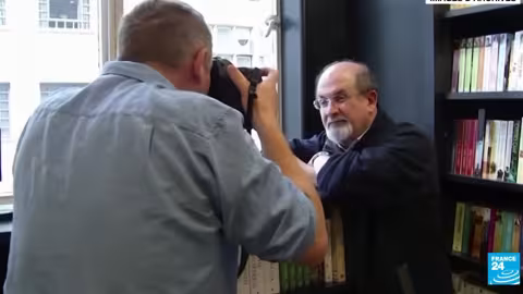 L’état de santé de Salman Rushdie “va dans la bonne direction”