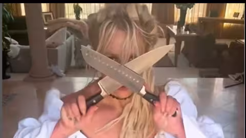 Britney Spears danse avec deux énormes couteaux de boucher et provoque une visite de la police