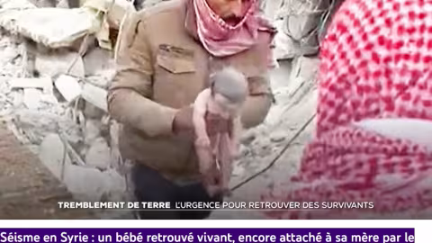 Séisme : Un bébé retrouvé vivant, encore attaché à sa mère par le cordon ombilical