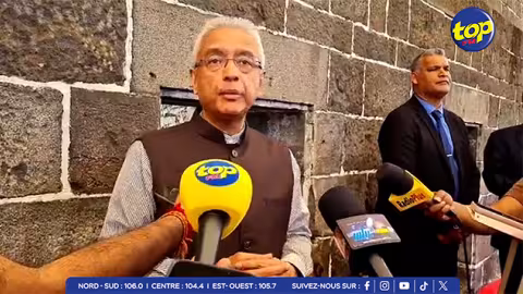 Scandales des écoutes téléphoniques : “Ena dimounn pe komet ofans kont mwa ek mo gouvernman ek zot dir mwa ki pe fayir… C’est le monde à l’envers !” lance Pravind Jugnauth tout en annonçant un retour à la normale sur les réseaux sociaux