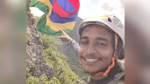 Fête nationale : Alpinerz Mauritius hisse le quadricolore au sommet des Deux Mamelles
