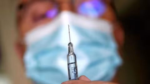 Tout comme hier : files d’attente extra-longues devant les centres de vaccination
